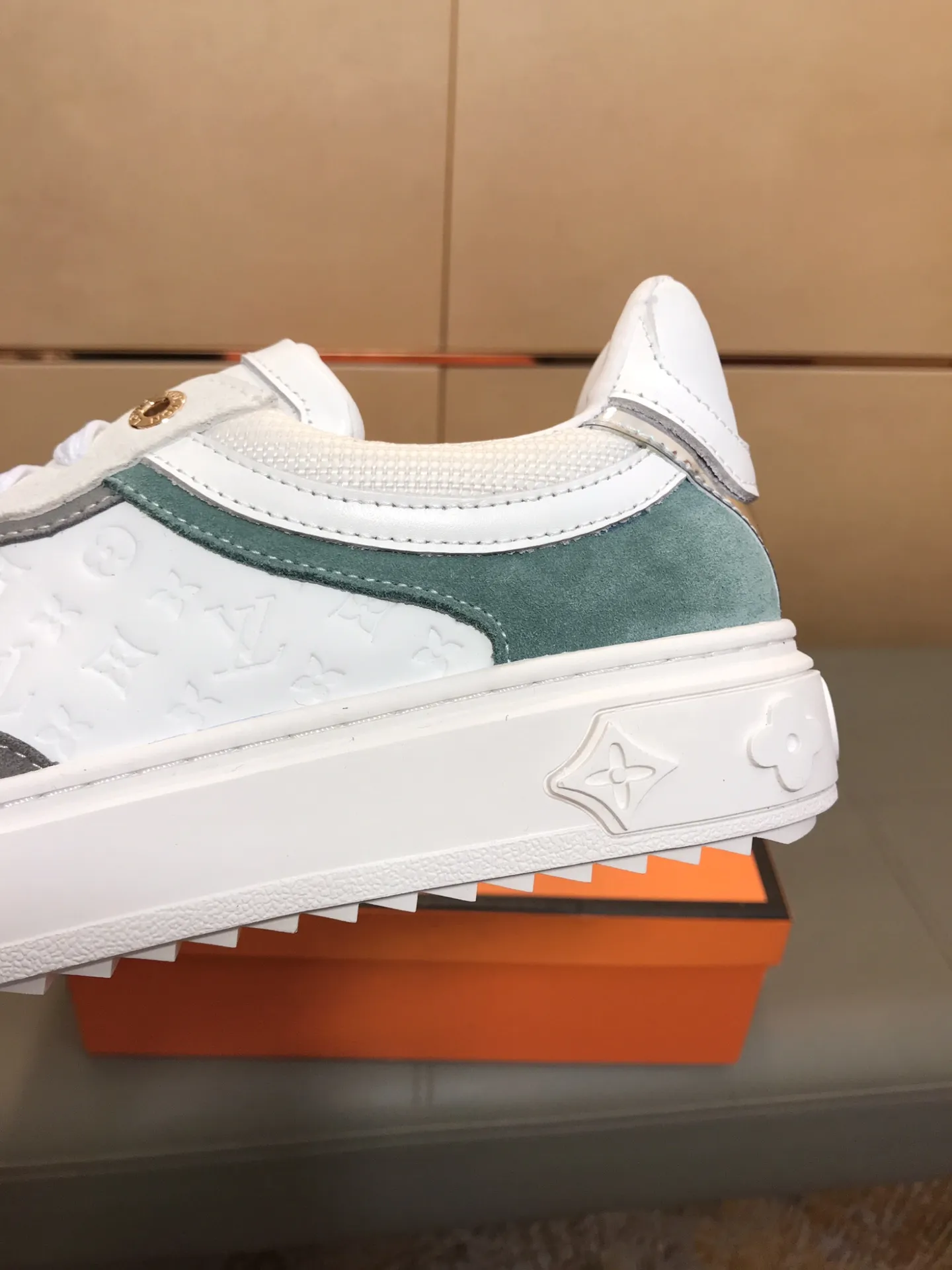 Ex-factory price 400 🔥🔥 New model on the market [LV Louis Vuitton] The latest high-quality men's casual shoes, European and American trends 🔰 Perfectly blend noble quality and fashionable texture 💋💋 The upper is made of imported cowhide + brand embossing, sheepskin lining, the overall fashion personality is set off to set off your uniqueness! Classic style, cool and stylish trendy male image🌹 38-44👣